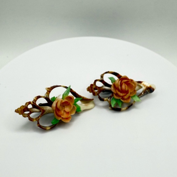Vintage Floral Shell Clip on Earrings - Picture 1 of 4